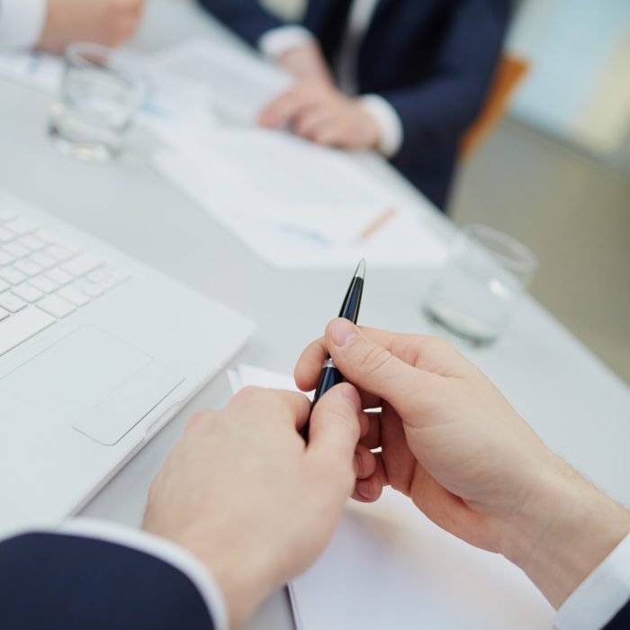 hands-close-up-man-holding-pen-min